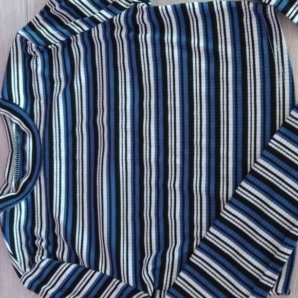 Shein xs crop top - Picture 3 of 4